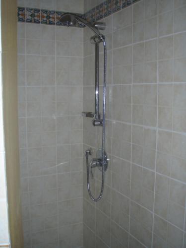 une douche avec pommeau de douche dans une salle de bain dans l'établissement La Maison au Soleil, à Menton