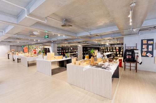 a large room with white tables in a store at Chengdu Chengshe Hotel - Wenjiang University Town Southwest Caida Branch in Chengdu