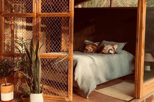 een slaapkamer met een bed met een rooster bij Cozy and isolated with hot springs in Quito