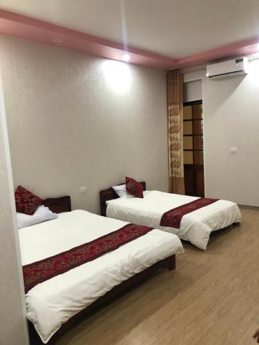 um quarto de hotel com duas camas num quarto em Linh Hằng hotel em Ha Giang