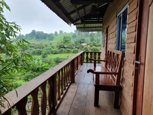 - une terrasse couverte d'une maison avec un banc dans l'établissement Banlung Mountain View Treks & Tours, à Banlung
