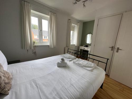 Een bed of bedden in een kamer bij Manchester 2 Bedroom House with Garden
