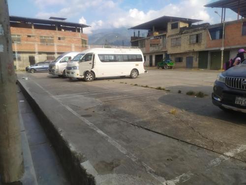 un grupo de furgonetas estacionadas en un estacionamiento en Casa Alojamiento Virreynal en San Ramón