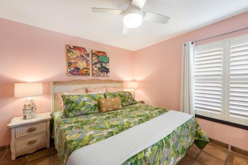 1 dormitorio con cama y ventana en Mayan Princess 101 Beachfront Resort en Port Aransas