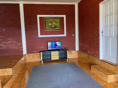 Una televisión o centro de entretenimiento en Villa Kay Valley