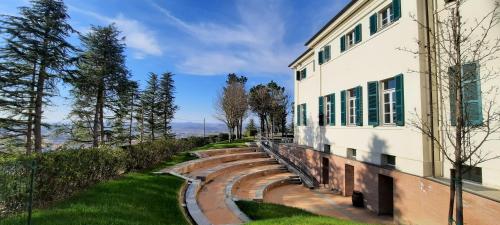 a building with a set of steps next to a building at Casa di ALTAVILLA in Alba