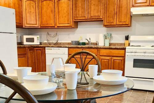 eine Küche mit einem Tisch und weißen Gerichten darauf in der Unterkunft Brick City Bliss (30 mins to NYC) in Newark