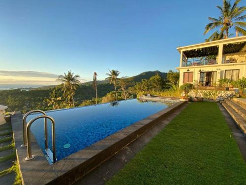 uma piscina em frente a uma casa em Villa Aryaguna em Senggigi