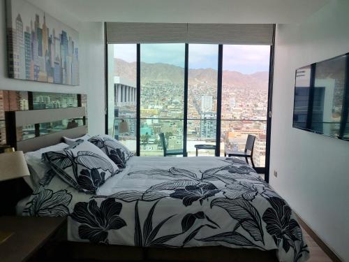 1 dormitorio con 1 cama y vistas a la ciudad en Antofagasta Inolvidable, en Antofagasta