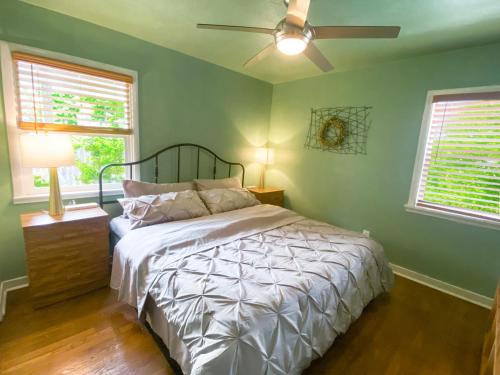 a bedroom with a bed and a ceiling fan at Private House in Sacramento. Only 2mins to Freeway! in Sacramento