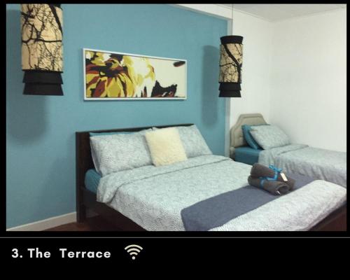 ベントンにあるThatNicePlace in Selesa Hillhome, Bukit Tinggi, Bentong, Gentingのベッド2台とソファが備わる客室です。