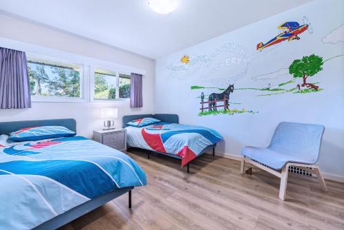 1 Schlafzimmer mit 2 Betten und einem Stuhl in der Unterkunft Three-Tree Villa-Central Location in Vancouver