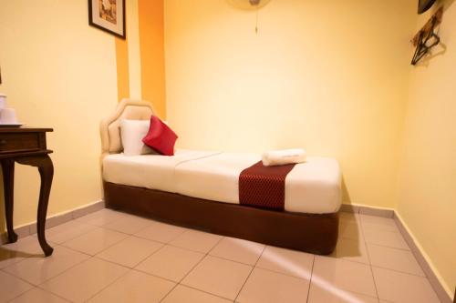 a small bed in a room with a table at Sun Inns Hotel Lagoon near Sunway Lagoon Theme Park in Petaling Jaya