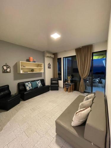 Χώρος καθιστικού στο Chalet in Jounieh, pool, amazing sea view, wifi Maameltein