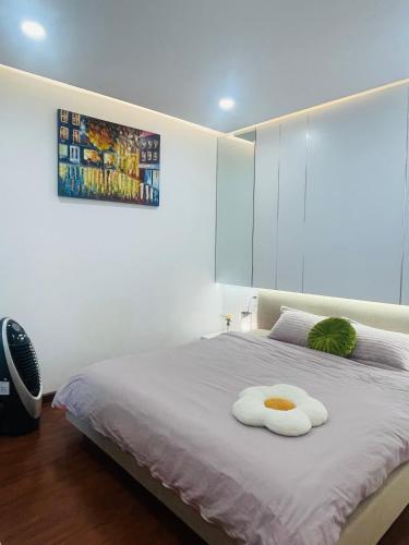 a bedroom with a bed with two towels on it at Homestay My Ny Đà Lạt in Khu Chi Lăng