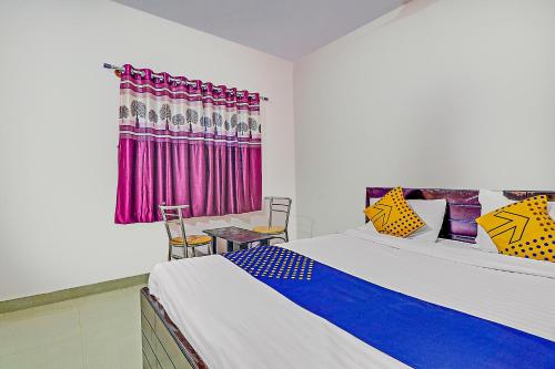 Un dormitorio con una cama grande y una ventana en SPOT ON Sln Comforts Near Nagasandra Metro Station, en Bangalore