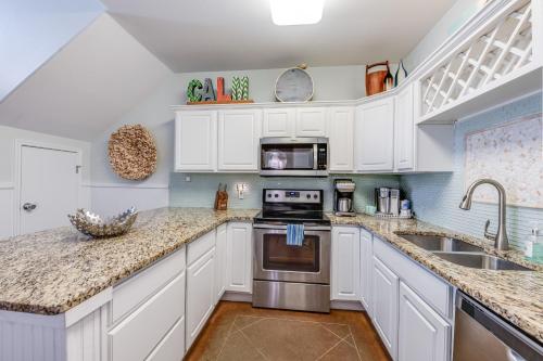 Η κουζίνα ή μικρή κουζίνα στο Pirates Bay #118 The LUV Shack poolfront townhome