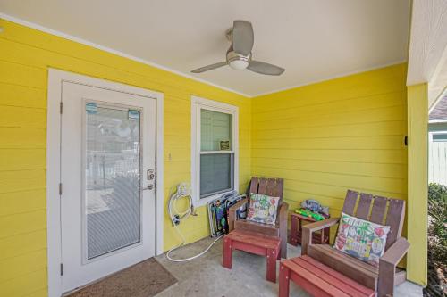 Χώρος καθιστικού στο Pirates Bay #118 The LUV Shack poolfront townhome