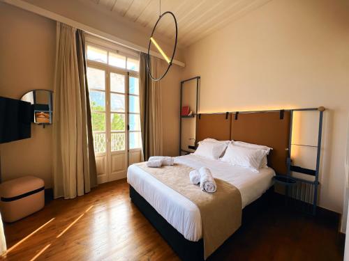 um quarto com uma cama grande e toalhas em Heart Hotel em Limassol
