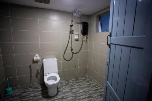 e bagno con servizi igienici e doccia. di Hom2rex Kuching Homestay Taman Timberland a Kuching