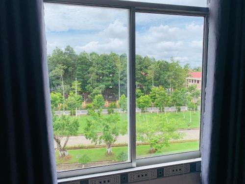 okno z widokiem na park w obiekcie HomeStay KV2 w mieście Bình Thủy