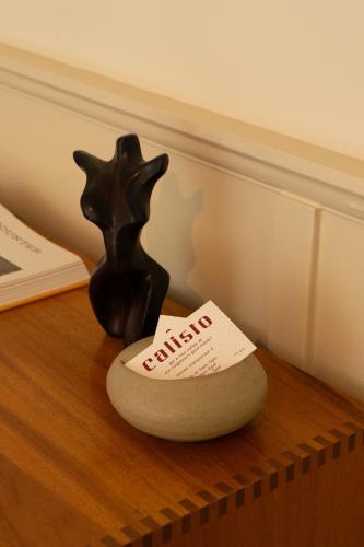 a statue of a cat and a piece of paper at hotel calisto in Amsterdam
