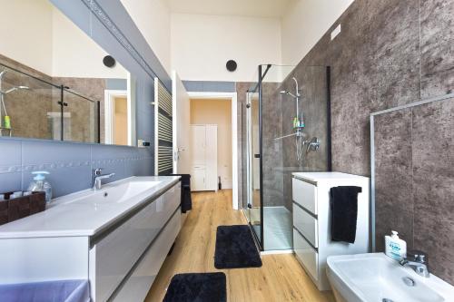 een badkamer met een wastafel en een douche bij Pitti Home in Reggio Emilia