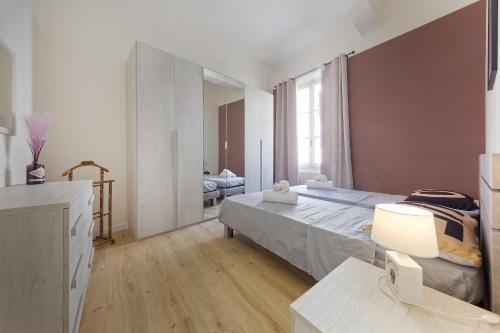 een slaapkamer met een bed en een bureau met een lamp bij Pitti Home in Reggio Emilia