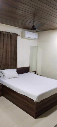 ein Schlafzimmer mit einem großen Bett in einem Zimmer in der Unterkunft Hansh Residency in Mumbai