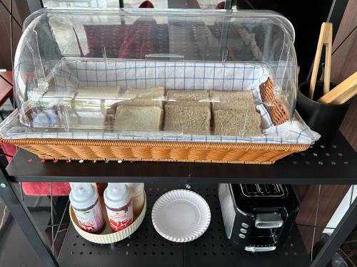 GEEN Hotel Chonburiにあるコーヒーまたはお茶