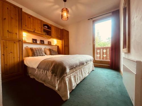 A bed or beds in a room at Appartement 'Paradi Ski, Bike & Hike'