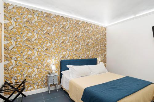een slaapkamer met een bed en een muurschildering bij Loft 42 in Alassio