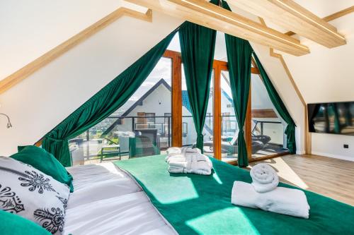 sypialnia z łóżkiem z ręcznikami w obiekcie Białka Tatrzańska- Czarna Góra- Monte di Sole w Czarnej Górze