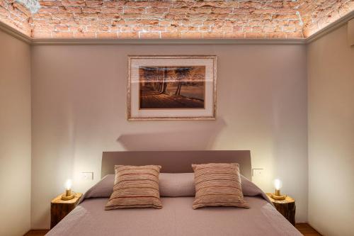 a bedroom with a bed with two pillows on it at Casa Calleri in Briaglia