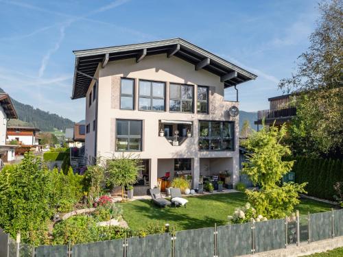 una imagen de una casa con jardín en Ferienwohnung Antonia, en Kirchdorf in Tirol