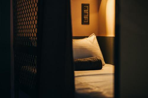Een bed of bedden in een kamer bij Mellow Ladies Hostel