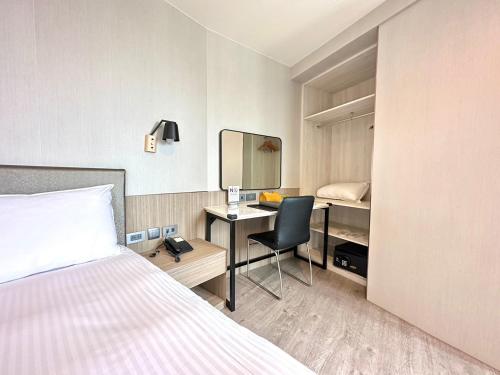 Postel nebo postele na pokoji v ubytování Grand Earl Hotel