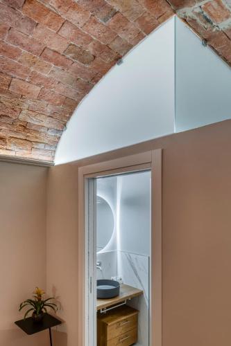 a room with a brick ceiling and a sliding glass door at Casa Calleri in Briaglia