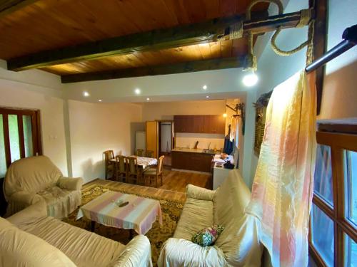 uma sala de estar com um sofá e uma mesa em Apartman LENNA em Trebinje