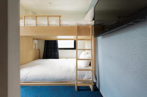 大阪市にあるMeander Osakaの小さなベッドルーム(二段ベッド、ベッド付)