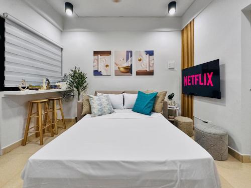 Una cama o camas en una habitación de Fully Furnished 1BR with Kitchen - 20 secs walk to the Beach - Newly Renovated