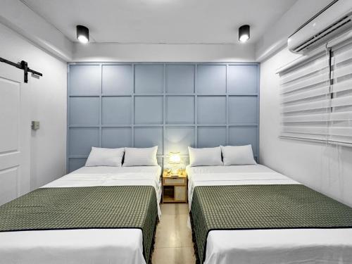 En eller flere senge i et værelse på Fully Furnished 1BR with Kitchen - 20 secs walk to the Beach - Newly Renovated