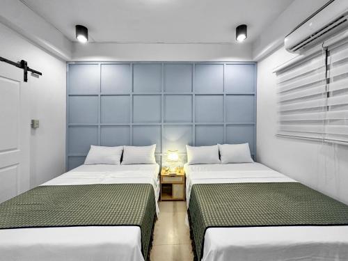 Una cama o camas en una habitación de Fully Furnished 1BR with Kitchen - 20 secs walk to the Beach - Newly Renovated