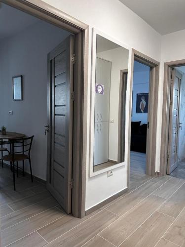a room with a door and a table and a dining room at Luxury Apartments and Studios Boulevard G Enescu Suceava in Suceava