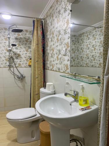 ein Badezimmer mit einem Waschbecken, einem WC und einem Spiegel in der Unterkunft Dar lmrama Guest House Fes Medina Morocco in Fès