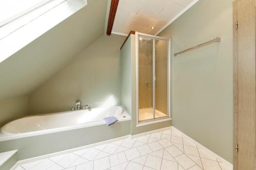 uma casa de banho com banheira e chuveiro em Haus am Hafen em Bernkastel-Kues