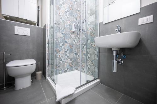 uma casa de banho com um chuveiro, um lavatório e um WC. em Porta Nuova Luxury Apartments em Turim