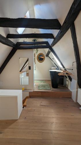 Habitación en el ático con techo con vigas de madera. en lovely Oldtown-Appartment, en Bad Homburg vor der Höhe