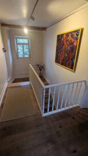una habitación con una escalera con una pintura en la pared en lovely Oldtown-Appartment, en Bad Homburg vor der Höhe