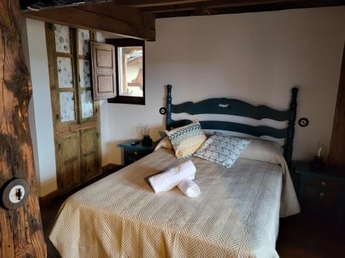 um quarto com uma cama com duas toalhas em Casa Rural: La casa El cura em Madrigal de la Vera